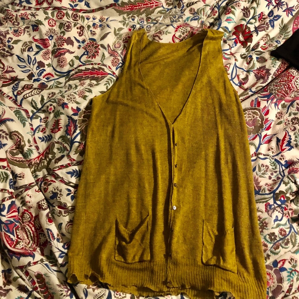 Loose knit sweater-vest.